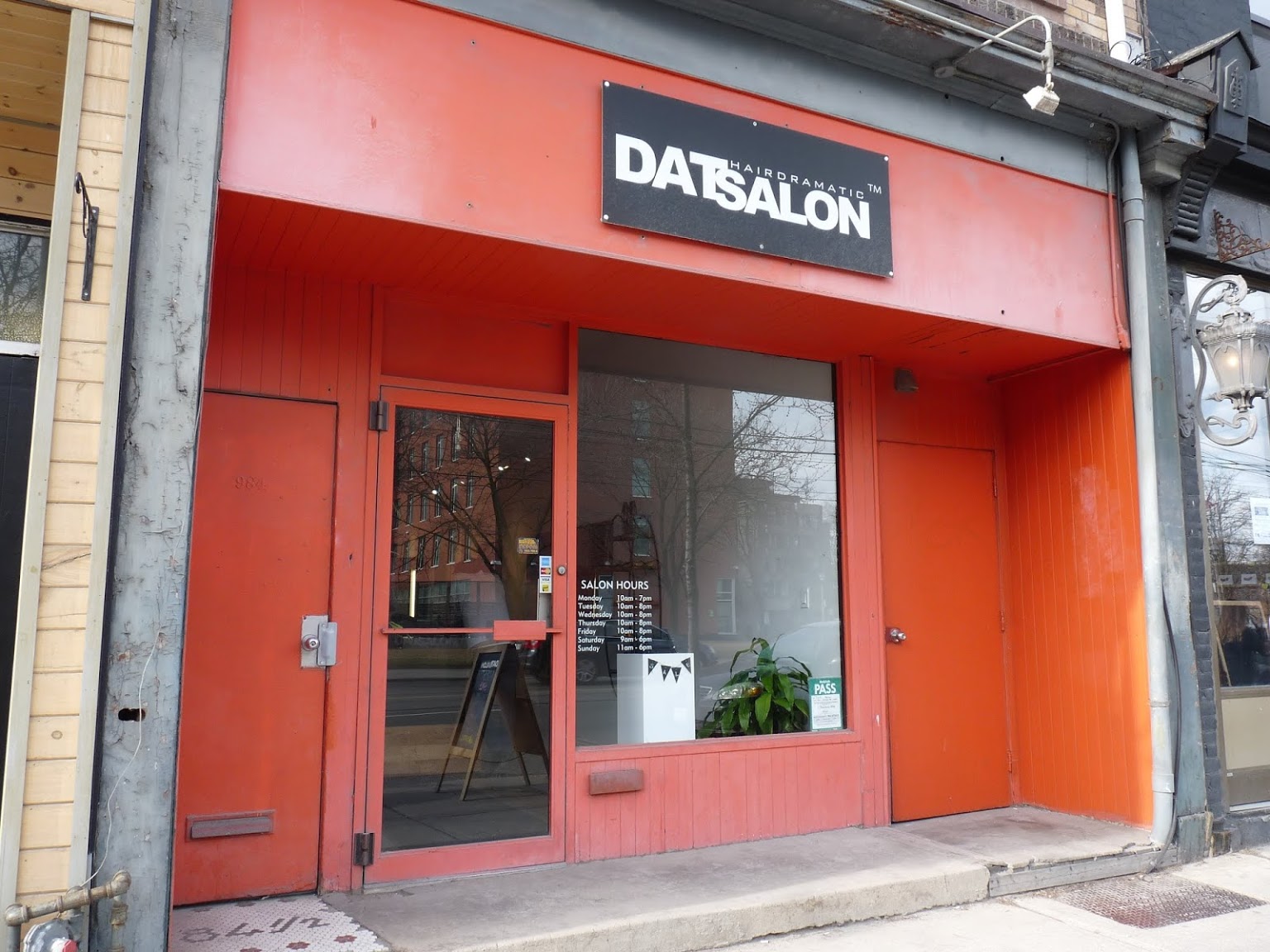 Dat Salon 984 Queen St W Toronto Onm6j 1h1